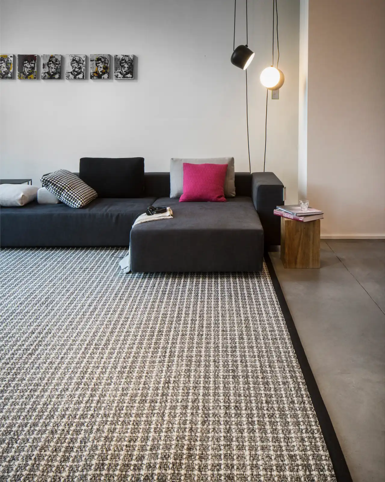 Salón con una alfombra Tasmania de lana y sisal natural